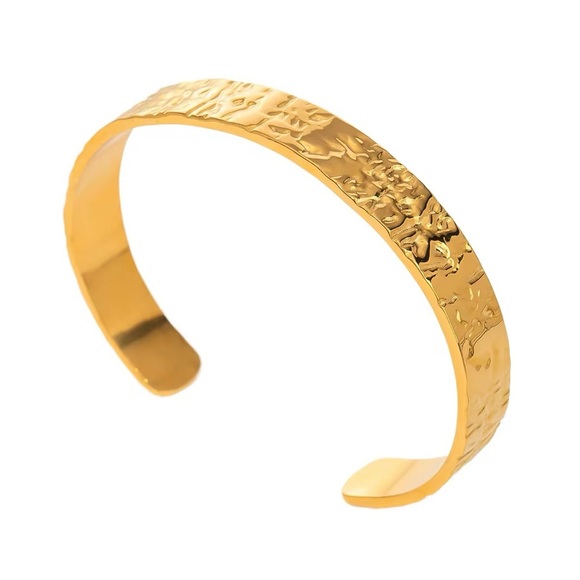 Elegant Gold Textured Bracelet - Picture 1 of 5